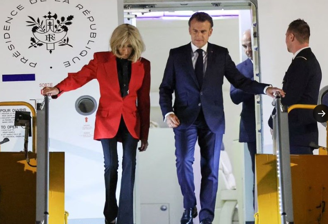Σάλος με Μακρόν και Μπριζίτ. Η χειρονομία και η αμήχανη αντίδραση (Vid)
