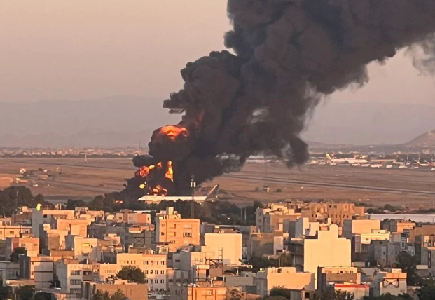 Φλέγεται η Τεχεράνη. Νετανιάχου: Κανένα βέτο Τραμπ για την εξόντωση Χαμενεΐ
