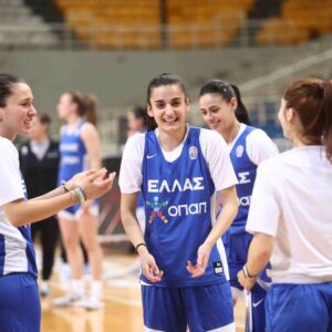 Ευχές για καλή επιτυχία με δώρα και λουλούδια στις αθλήτριες της Εθνικής Ομάδας Μπάσκετ Γυναικών