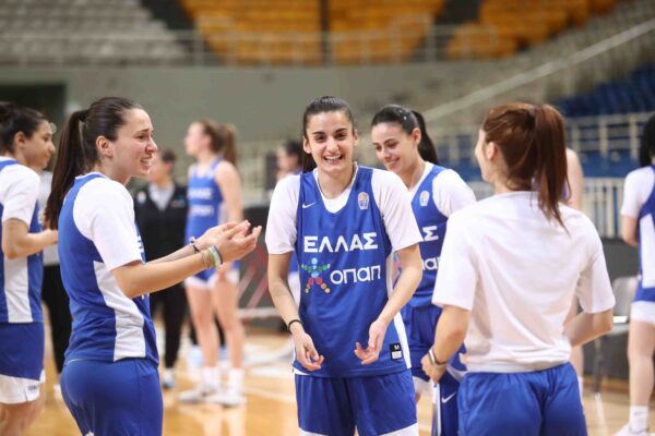 Ευχές για καλή επιτυχία με δώρα και λουλούδια στις αθλήτριες της Εθνικής Ομάδας Μπάσκετ Γυναικών