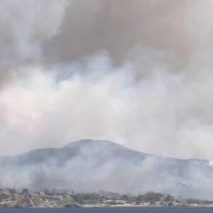 Φωτιά τώρα: Καίγονται σπίτια στην Παλαιά Φώκαια. Τεράστια επιχείρηση της πυροσβεστικής