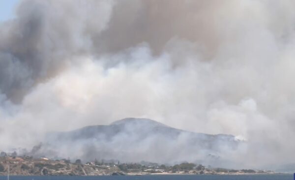 Φωτιά τώρα: Καίγονται σπίτια στην Παλαιά Φώκαια. Τεράστια επιχείρηση της πυροσβεστικής