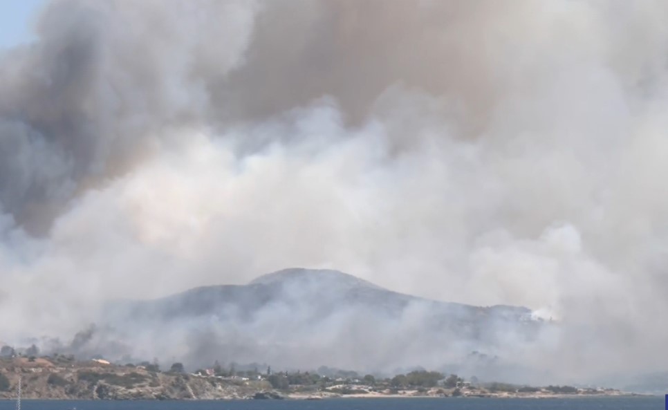 Φωτιά τώρα: Καίγονται σπίτια στην Παλαιά Φώκαια. Τεράστια επιχείρηση της πυροσβεστικής