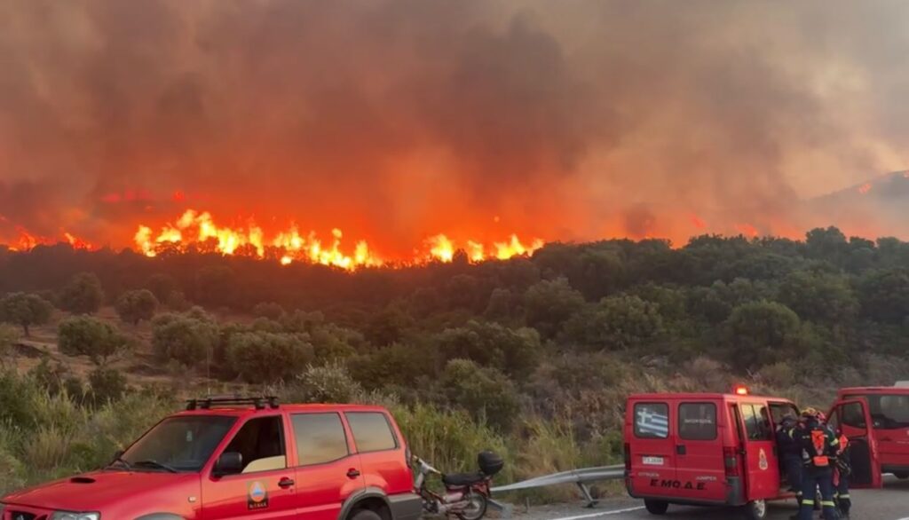 Φωτιά τώρα: Σε ύφεση η πυρκαγιά στη Ναύπακτο. Σε επιφυλακή οι Αρχές