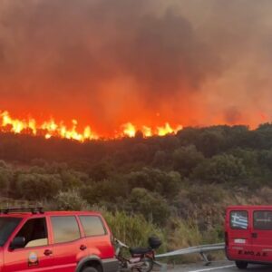 Φωτιά τώρα: Σε ύφεση η πυρκαγιά στη Ναύπακτο. Σε επιφυλακή οι Αρχές