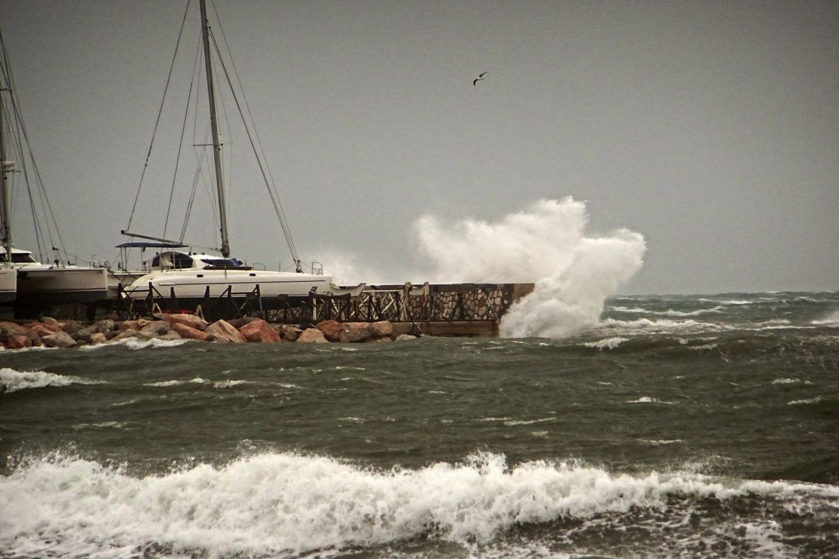 Καιρός 29-6: Σε ισχύ απαγόρευση απόπλου. Ισχυροί άνεμοι στα πελάγη...