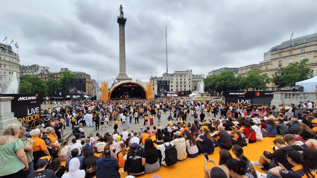 McLaren Racing Live: Η Trafalgar Square γέμισε με το papaya color της McLaren