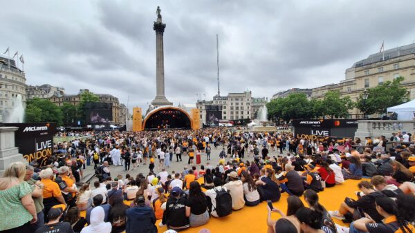 McLaren Racing Live: Η Trafalgar Square γέμισε με το papaya color της McLaren