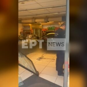 Αυτοκίνητο καρφώθηκε σε σούπερ μάρκετ στην Πέτρου Ράλλη – Τρεις τραυματίες