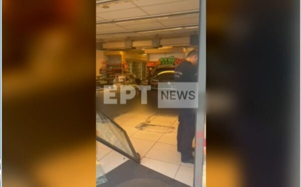 Αυτοκίνητο καρφώθηκε σε σούπερ μάρκετ στην Πέτρου Ράλλη – Τρεις τραυματίες