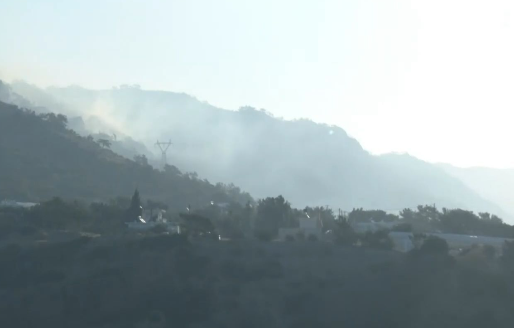Φωτιά τώρα: Μάχη με τις φλόγες στην Ιεράπετρα. Κάηκαν σπίτια... (vid)