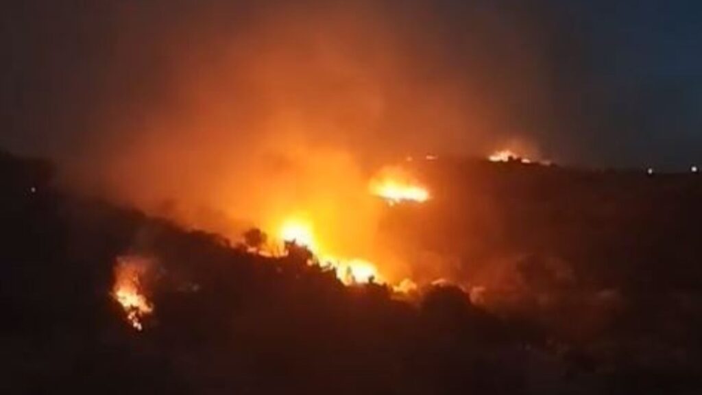 Μαίνεται η φωτιά στην Εύβοια: Εκκενώσεις, ενίσχυση δυνάμεων και νύχτα αγωνίας