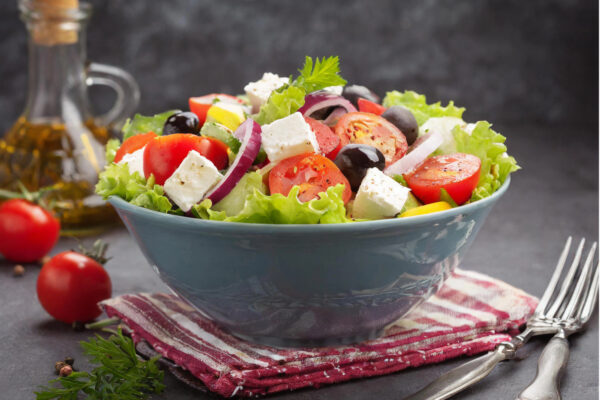 Ελληνίδα τουρίστρια πλήρωσε 17,5 € για χωριάτικη σαλάτα στην Πάρο (vid)