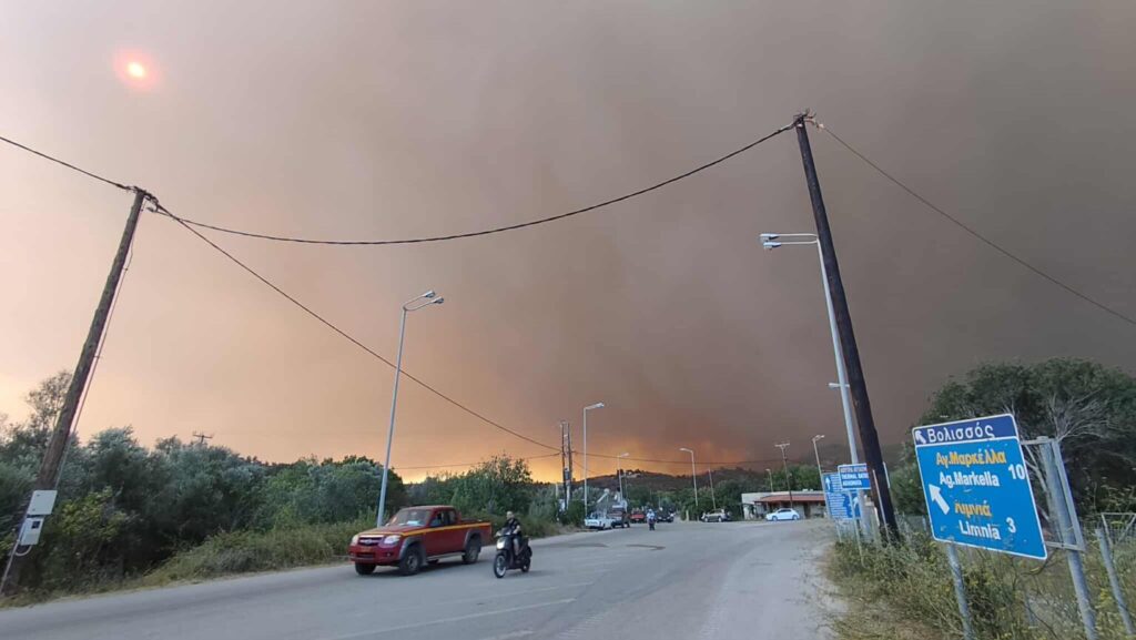 Φωτιά τώρα: Απεγκλωβισμοί πολιτών από παραλίες στη Χίο