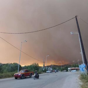 Φωτιά τώρα: Απεγκλωβισμοί πολιτών από παραλίες στη Χίο