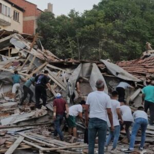 Σεισμός Τουρκία: Ωρες αγωνίας, κατέρρευσαν κτίρια από τα 6.1 ρίχτερ