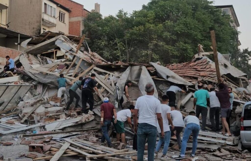 Σεισμός Τουρκία: Ωρες αγωνίας, κατέρρευσαν κτίρια από τα 6.1 ρίχτερ