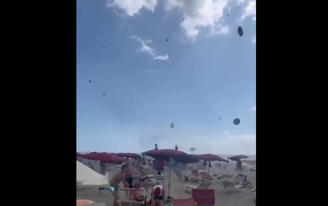 Πέταξαν οι... ομπρέλες! Πανικός σε παραλία της Ρώμης από ανεμοστρόβιλο (vid)