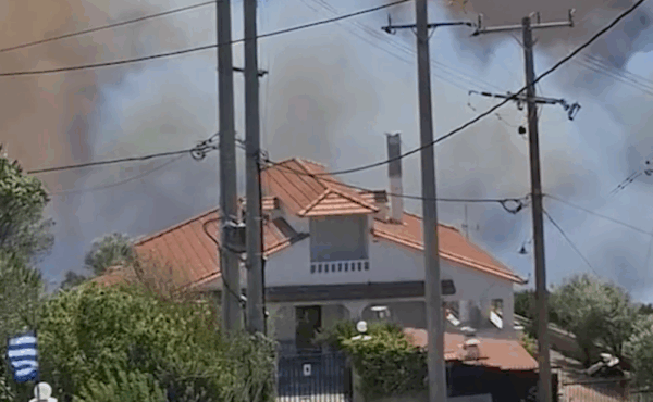 Φωτιά τώρα στην Κερατέα: Μάχη με τις φλόγες, αναφορές για καμένα σπίτια (vid)
