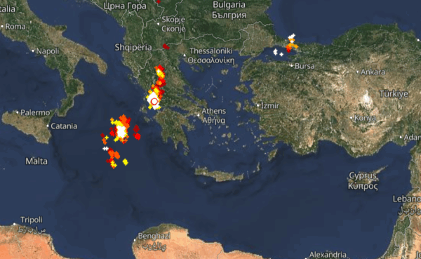 Καιρός 6-8: Σε εξέλιξη ισχυρές καταιγίδες -Πού εκδηλώνονται Live
