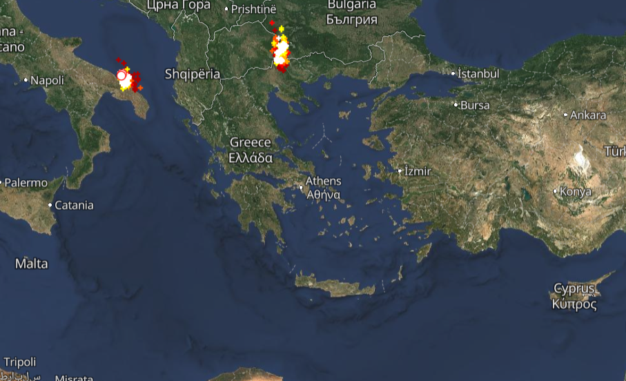 Καιρός 5-8: Πού εκδηλώνονται τώρα καταιγίδες - Live
