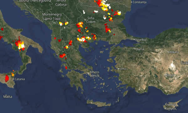 Καιρός 18-8: Καταιγίδες σε εξέλιξη και το βράδυ – Live