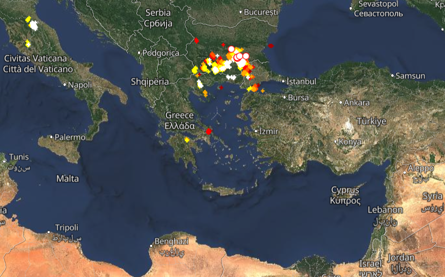 Καιρός 19-8: Εντείνονται οι καταιγίδες – Πού εκδηλώνονται τώρα – Live