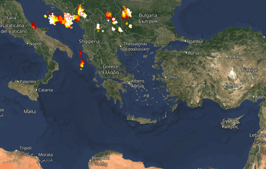 Καιρός 4-8: Πλησιάζουν καταιγίδες στα βόρεια. Πού εκδηλώνονται τώρα