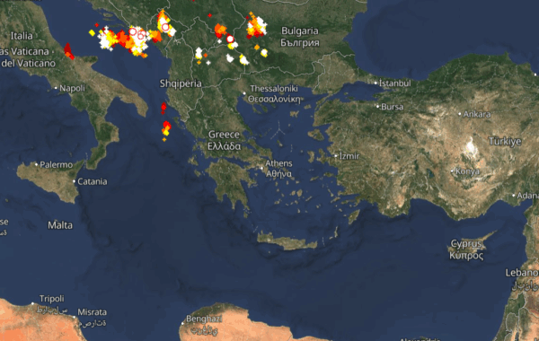 Καιρός 4-8: Πλησιάζουν καταιγίδες στα βόρεια. Πού εκδηλώνονται τώρα