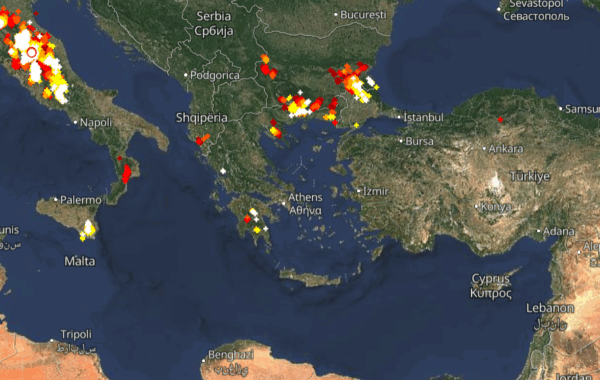Καιρός τώρα – Live: Πού εκδηλώνονται καταιγίδες με κεραυνική δραστηριότητα