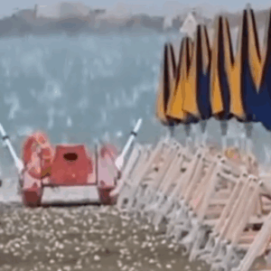 Απίστευτη χαλαζόπτωση στην Ιταλία! Σαν βομβαρδισμός στη θάλασσα (vid)