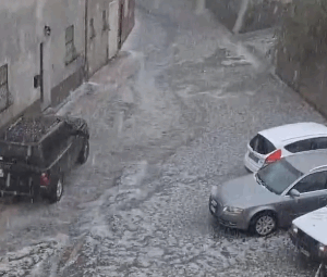 Καιρός: Ολα άσπρα σε λίγα λεπτά! Τρελή χαλαζόπτωση σε ιταλική πόλη (vid)