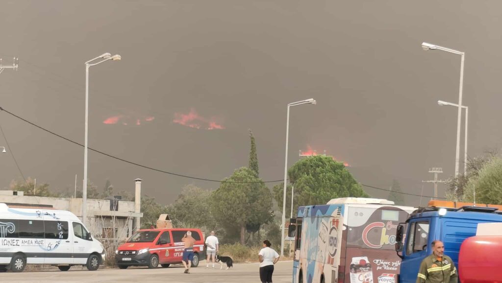 Φωτιά τώρα: 63 άτομα απεγκλωβίστηκαν από θαλάσσης στη Χίο (vid)