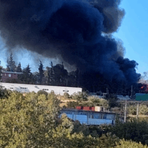 Φωτιά τώρα: Κινητοποίηση για πυρκαγιά σε επιχείρηση με παλέτες στο Μενίδι