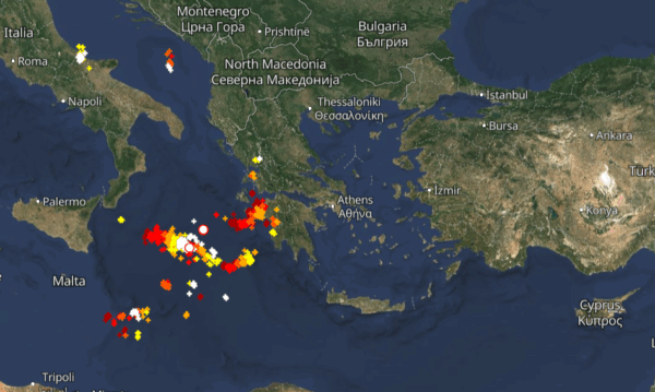 Καιρός 6-10: Πού εκδηλώνονται τώρα καταιγίδες – Live οι κεραυνοί