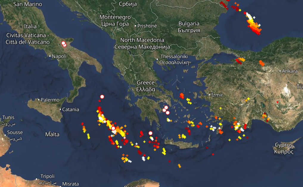 Καιρός 8-10: Καταιγίδες σε εξέλιξη - Πού εκδηλώνονται τώρα, Live...
