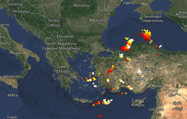 Καιρός 8-10: Καταιγίδες σε εξέλιξη – Πού εκδηλώνονται τώρα – Live