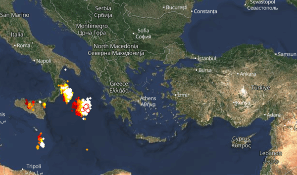 Καιρός 31-10: Πλησιάζουν καταιγίδες – Πού εκδηλώνονται τώρα, Live