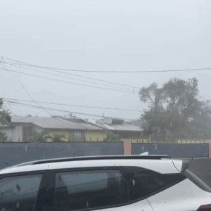 Τυφώνας Μελίσσα: Live εικόνα από το πέρασμα από τη Σάντα Κρουζ (vid)
