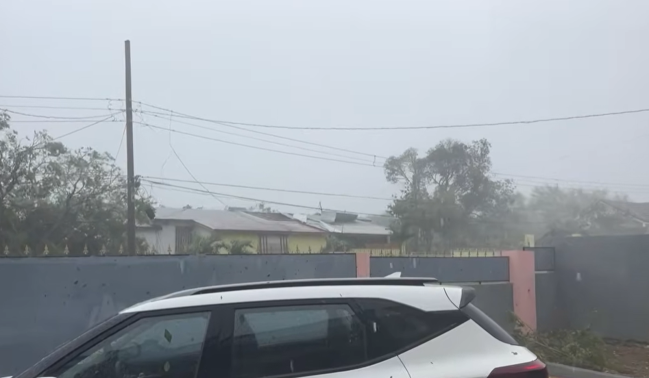 Τυφώνας Μελίσσα: Live εικόνα από το πέρασμα από τη Σάντα Κρουζ (vid)