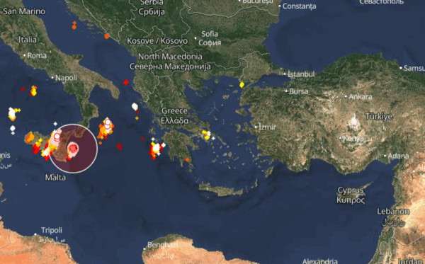Καιρός 9-11: Κακοκαιρία σε εξέλιξη – Πού εκδηλώνονται καταιγίδες Live