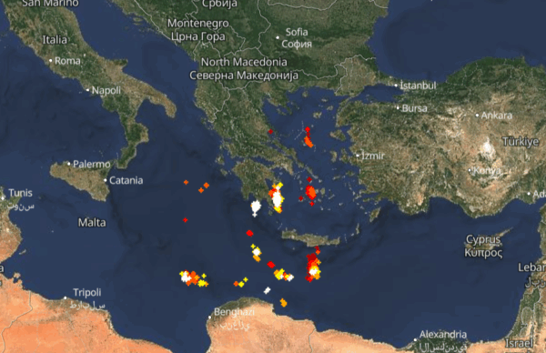 Καιρός 5-11: Πού εκδηλώνονται τώρα καταιγίδες – Live οι κεραυνοπτώσεις