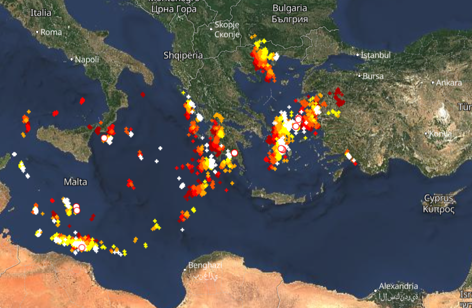 Καιρός 28-11: Τρεις πυρήνες καταιγίδων - Πού εκδηλώνονται τώρα, Live