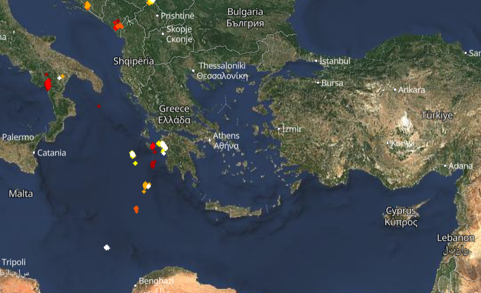 Καιρός 3-11: Καταιγίδες σε εξέλιξη τώρα – Πού εκδηλώνονται – Live