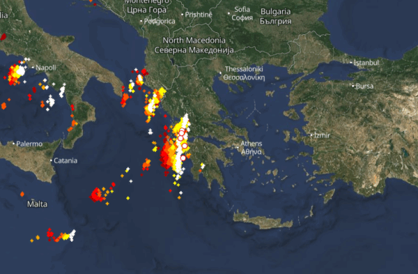 Κακοκαιρία Adel: Σφυροκοπά τη δυτική Ελλάδα – Πού εκδηλώνονται καταιγίδες τώρα