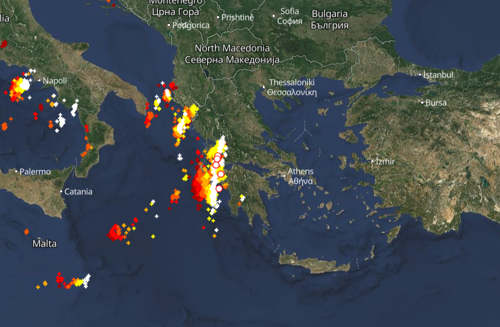 Κακοκαιρία Adel: Σφυροκοπά τη δυτική Ελλάδα - Πού εκδηλώνονται καταιγίδες τώρα