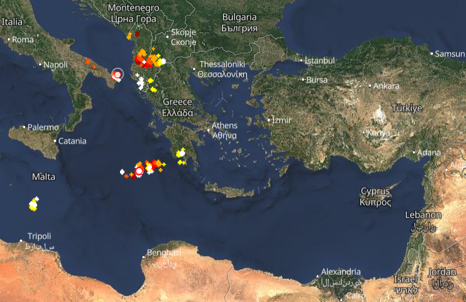 Καιρός 8-11: Κακοκαιρία σε εξέλιξη – Πού σημειώνονται καταιγίδες Live