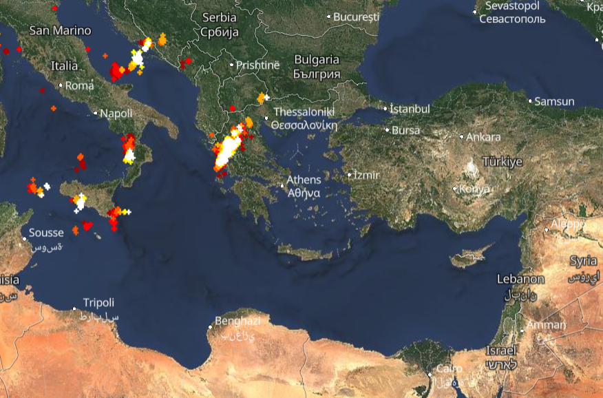 Καιρός 21-11: Πού εκδηλώνονται τώρα καταιγίδες - Live