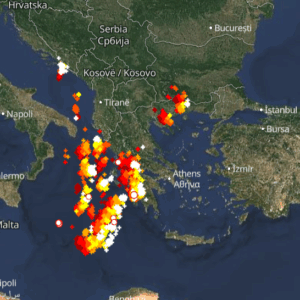 Καιρός 10-11: Συνεχίζονται οι καταιγίδες – Πού εκδηλώνονται τώρα, Live