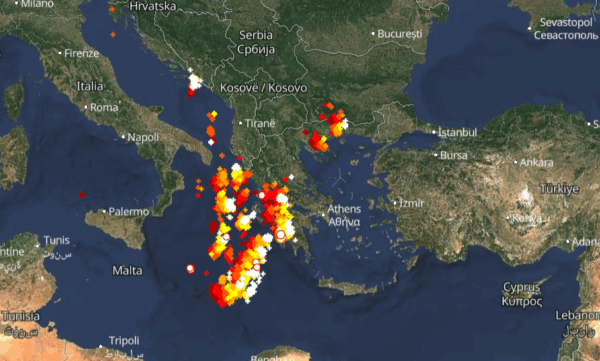 Καιρός 10-11: Συνεχίζονται οι καταιγίδες – Πού εκδηλώνονται τώρα, Live